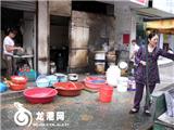 乱排污、占道经营的小餐馆遭城管查处