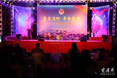 龙港网11月6日讯：今天晚上，龙港镇在金河广场举办了以“最美消防 平安龙港”为主题的11.9消防日文艺晚会。镇领导吕存阳、赵凯、杨成革及县公安消防局政委黄文鲲等出席晚会。此次119消防宣传文艺晚会节目形式多样，精彩丰富，突出体现消防官兵爱岗敬业、不辱使命的消防精神，展示了消防官兵为保护人民生命财产英勇奋战的一幅幅感人至深的画面。对于构建新时期的和谐警营，建设“平安和谐龙港”起到了积极的推动作用，使观众在观看节目的同时进一步了解和掌握了消防安全知识。