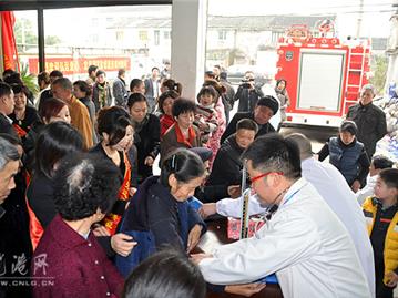 苍南2家民间组织自发慰问龙港芦蒲贫困老人