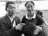 男孩龙港走失无人认领 贵州夫妇来龙“滴血验亲”