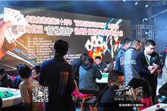 龙港网12月6日讯：昨天晚上，由龙港镇人民政府主办的龙港镇建镇三十周年温州首届“新世纪杯”德州扑克大赛在金河广场顺利举行，现场众多牌友展开激烈竞争，赢取最后大奖