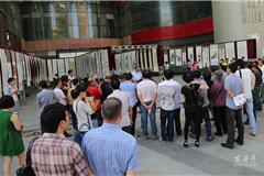 今天上午，由苍南丶瓯海文广局，龙港镇政府主办，龙港镇综合文化服务中心、瓯海区镜心书画艺术院、龙港镇三味书坛书友会承办的瓯海、苍南民间社团书画走亲活动在龙港置信广场举行，现场还举办书画交流和展览。来50多位“书画家”汇聚一堂，通过字画走亲会友，切磋技艺。这是本网编辑在走亲活动中看到的情景。