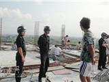 镇两违办对加建抢建违章建筑进行拆除