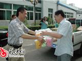 我镇慰问一线生产工人