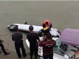 温州一轿车倒车冲入大海 车上人员一死一重伤