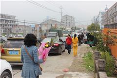 车流量突然增大，被堵了2个小时的章女士还是下车行走。