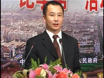 林万乐在“比学帮”活动汇报会上点评县属驻龙部门 