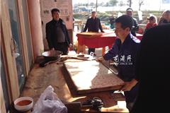 龙港网1月23日讯：随着现代生活节奏的加快，传统过年的节日气氛日渐平淡，寻找年味儿也成为很多人对于春节的共同期盼。为弘扬传统春节文化，营造一个祥和、欢乐、健康的节日气氛，云岩社区在山前村举行社区邻里春节文化节。现场捣年糕、糖炒米、分岁酒一片热闹景象，过年的气氛渐浓。