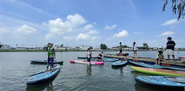 国庆假期新玩法！九龙河上演“水上花”...