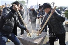 手工捣年糕 年味浓