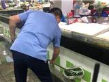 他为农贸市场拖地……原来是..