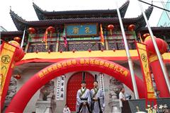 据了解，祭孔活动最早追溯到公元前478年，孔子死后第二年，鲁哀公将孔子古宅辟为寿堂祭祀孔子，孔子故居成为世界上第一座孔庙。祭孔大典是专门祭祀孔子的大型庙堂乐舞活动，是集乐、歌、舞、礼为一体的综合性艺术表演形式，是每年孔子文化节中最具特色、最具文化品味，感染力和影响力都很强的核心活动。