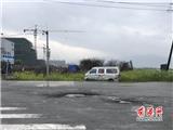 这车停在龙港新城世纪大道路边已有半年以上，无人问津？