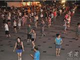 激情广场舞点亮龙港百姓“夜生活”