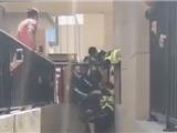 龙港一男子欲跳楼 被救援人员成功救下