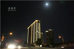 龙港网9月19日讯：“海上生明月，天涯共此时。 ”又是一轮中秋月，又是一年团圆时。今天是中国传统佳节中秋节，俗话说“十五的月亮十六圆”。但今年中秋，终于能赏名副其实的“十五的月亮十五圆”。今年月亮最圆时刻是农历八月十五，而下次月亮“十五圆”就要等到2021年了。 