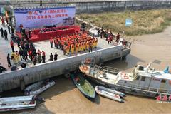 昨天下午，刺耳绵长的警报声响彻龙港上空，“3•1”国际民防日暨2016苍南县海上救援演练在龙港东海基地举行。本次演练由苍南县民防局、县民政局、县应急办牵头组织东海民防救援中心、机动大队、山地救援中队、无人机中队，舥艚分中心，海川救援、海豹救援、民健救援等七支民间救援队伍120名队员，以及龙港网民监督团20名成员扮演受困受伤船员，可谓参与人数为温州历年之最。  