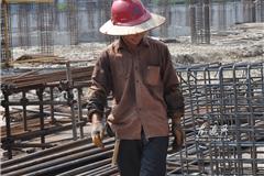 连日来的高温，使龙港最高温达到了35摄氏度以上，而一直坚守在施工第一线的建筑工人们更是受尽了高温的“折磨”。昨天中午，记者来到龙港体育馆建筑工地现场，感受建筑工人在高温下辛苦作业。