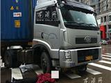 集装货柜车行驶西三街路口  压死一外地男子