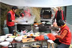 壹加壹义工、社工和新居民志愿者们正在为慈善宴忙碌