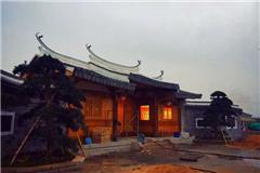 夜幕下的谢云旧居  王益号摄