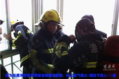 龙网3月8日快讯：3点50分，龙港消防中队接到报警称，在龙港锦绣名园棋趣坊8楼一住户发生一起煤气泄露事件，现场致使一人中毒昏迷在饭桌边，现已送往龙城中医院抢救。据知情人介绍，中毒者系苍南某商会会长、某知名企业董事长。据家属介绍，目前中毒者已经脱离危险，目前，事件正在调查之中。
