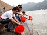 苍南县增殖放流200万尾梭子蟹幼苗