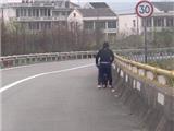 熊爸妈太任性！带着1岁男孩在高速公路上学走路