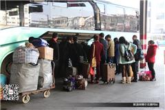 龙港网2月15日讯：春节将至，春运也进入返乡高峰期。据龙港车站相关工作人员透露，受铁路民航分流等因素影响，今年龙港道路春运客流总量减少，其中长途客流下降幅度较大，同时，受生产企业提前放假影响，今年节前春运高峰也较往年提早。记者也在车站发现长途客运人流量也不大。