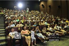 龙港一些商场、小区、影院，组织观看的市民数不胜数。当阅兵仪式直播声响起后，原本嘈杂的声音渐渐静了下来。阅兵中展示的新武器、新装备、新方队以恢宏、磅礴之势，一次次震撼着在大家的心灵，民族自豪感油然而生。在聚神观看的同时，不少市民还发发微信、刷刷微博，为祖国欢呼，为祖国喝彩。大家纷纷表示要振奋精神，增强责任心与使命感，努力工作报效祖国，开创祖国更加美好的明天。