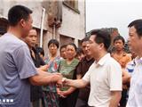 汤宝林看望慰问受灾群众和安置点灾民