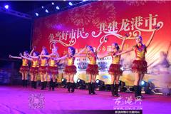 龙港网5月27日讯：昨天晚上7点，“争当好市民 共建龙港市”文化下乡巡演走进了芦浦社区鉴后西梦江南。开场舞《花开盛世》瞬间点燃了村民的观看热情，现场气氛十分活跃。此次文化下乡以“争当好市民 共建龙港市”为主题，重点编排了快板《大龙港 今胜昔》，相声《南腔北调话龙港》等节目，充分展示龙港三十多年的发展变化和辉煌成就，也为居民齐参与，共建龙港市，营造浓厚的氛围，共同为龙港发展开创新辉煌。