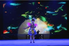 龙港网9月28日讯：昨天晚上，由中共龙港镇委、镇人民政府、苍南县妇联主办的龙港建镇三十周年“阿波罗花艺”才艺大奖赛总决赛在龙跃广场落幕。历时近二个月，经过层层选拔，从200多名节目中脱颖而出的20个节目进行总决赛，展开激烈PK。最终，14号金舞鞋艺校的《小嫚》获得金奖，6号朱昱霖的《红蜻蜓》获得银奖。