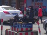 龙港版"犀利哥"横躺交警岗睡大觉