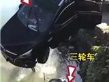 龙港两车坠入河中 所幸人员无大碍