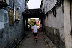 来到龙港象中白沙河边散步，这里都是上世纪留下来的老房子，临河而居的人们看上去也十分悠闲，随手拍了几张照，竟然也拍出了江南水乡的风韵。水波潋影，老墙青瓦，如果再来些杨柳依依的绿色就可以和乌镇相媲美了。 新浪微博 龙港缪缪摄