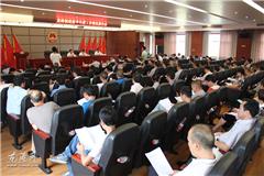  龙港网8月20日讯：今天上午，龙港镇召开政府半年度工作情况报告会，镇三套班子领导和镇人大代表共同回顾了龙港镇1-7月份全镇社会各项事业发展情况，并部署下半年的工作重点。县委常委、镇委书记丁振俊，县人大常委会副主任蓝德超，龙港镇长王忠秀（副县长级）出席了会议，镇人大主席上官光强主持会议。