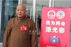 龙港网2月25日讯：“两会”的召开是苍南县也是龙港人民政治生活中的一件大事，各位人大代表特别是最基层的人大代表将围绕县情，结合自身工作实际，把人民群众最关心的热点、难点问题带到两会上来，正确地反映社情民意，积极建言献策，为苍南谋发展。（求利）