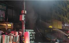 龙港一沿街店铺，楼上吃饭楼下起火！一扇门隔开了“生死”！