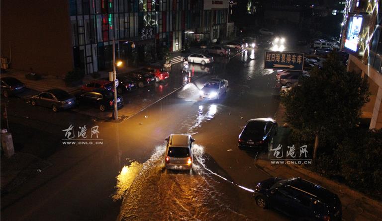 龙港外滩江水倒灌 江滨路成泽国