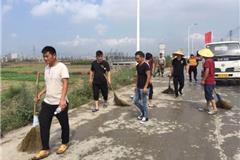 飞龙公司董事长李美懂告诉龙港网小编说：“以前，我们的渣土运输车会抛洒一点泥土，路面经常被污染，保洁工人清理起来非常辛苦。今天通过我们员工积极参与，让员工知道，保洁人员的辛勤付出，让渣土运输车司机自觉做到文明行驶，杜绝抛洒渣土”。 