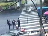 温州男子醉酒驾车脚踢老人 自称有地位“搞死”交警
