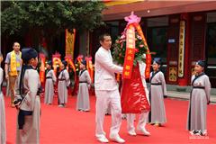 随着司仪一声“启户”，孔庙的大成门及大成殿各门缓缓打开。在童声朗朗的《论语》读书声和温和优美的古乐声中，参加大典的领导和各方宾朋身披黄色绶带缓缓前行。击鼓、鸣钟、鸣炮、奏乐之后，参加大典的领导依次向先师孔子敬献花篮。