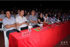 昨天晚上，龙港镇文明大擂台—企业专场赛区在湖前社区湖前小学隆重举办，现场好不热闹，人潮涌动。活动现场，参赛人员紧张激烈的答题，台下观众也不落人后，积极举手回答，台上台下响应热烈。而本活动主张“以传播文明知识”为己任，推进龙港镇创建全国文明城镇工作，配合当前城乡环境综合整治工作的开展，传播正确的文明和卫生知识。周碧素，朱文胜、戴安胡等镇领导到场观看比赛。