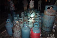 30余罐大小煤气罐被消防官兵抢运出来。