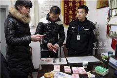 龙港网2月9日讯 (记者 陈记)：今天是农历除夕，在这个大多数人与亲人团聚的日子里，却有很多人因为工作需要仍然得坚守在岗位上。他们吃不上热腾腾的年夜饭，不能和家人一起看春晚，在这个特殊的日子里依然做着自己平凡的工作。中午11点10分，龙港公安分局治安队民警王景栋正在处理家庭内部纠纷。