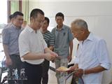 镇领导走访慰问困难老党员 捎上党和政府的关怀