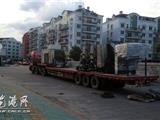 大货车马路中间停车卸货  人为添堵