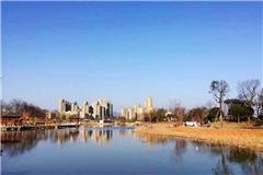  龙港城市公园（中央湿地公园）第一期工程建设基本完成。该项目一期工程的基础部分已完成，绿化已经大全积种植、多处木亭已搭建，桥和铺砖等工序。