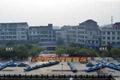 龙港网11月5日讯：今天上午，龙港镇新居民服务管理局、龙港运管所、苍南县壹加壹民防应急救援中心、苍南县出租车防汛应急服务队组织30辆出租车30名新居民的哥，用出租车和身穿红色马夹的哥排成“十八大”图案的阵形，喜迎十八大胜利召开，展示出龙港新居民的哥的风采。 
